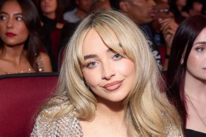 Sabrina Carpenter biografía, edad, altura, esposa, net worth, familia